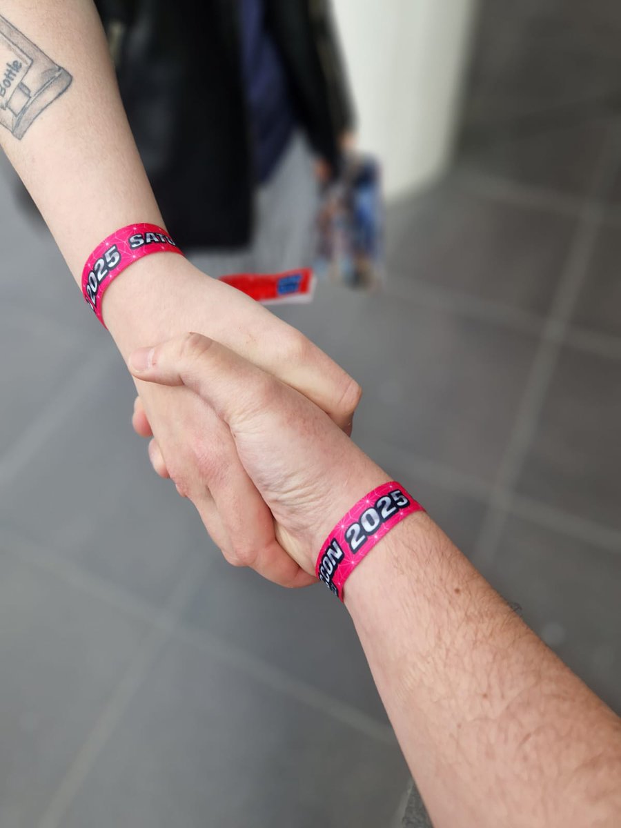 Maelle_hwckr's tweet photo. Online friends becoming irl friends are the best friendships ❤️ Thank you @Emaelex for sharing all those beautiful moments with me 🫶 #grateful #ComicsCon #ButtesChaumont https://t.co/OJ52YHaYvp