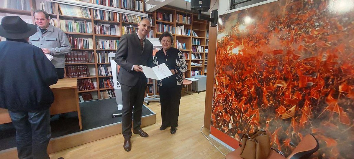 CZinPodgorica's tweet photo. Proud to get awarded by distinguished @MaticaCG  for the promotion of Montenegrin culture, history and literature, this time at the occasion of the respected 🇨🇿historian František Sistek´s lecture of the history of 🇲🇪 https://t.co/wjIuByFKlB