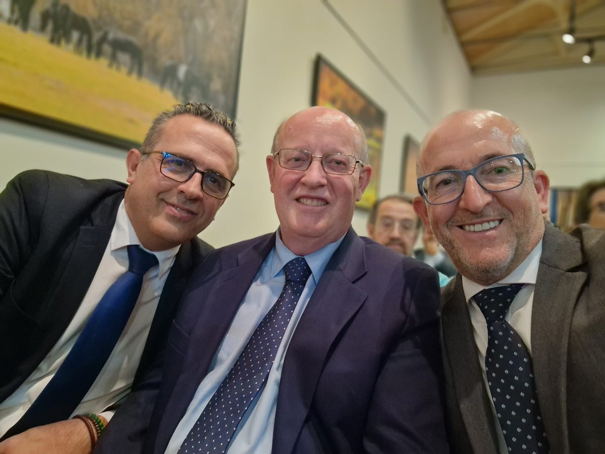 Ayuntamiento de Algete (@aytodealgete) on Twitter photo El alcalde, <a href="/FernandoRomo_/">Fernando Romo Raposo</a>, asistó ayer a la presentación del IX Torneo de fútbol cadete Vicente del Bosque Villa de Alalpardo. Muchas gracias al alcalde de Valdeolmos-Alalpardo, Miguel Ángel Medranda, por la organización de este encuentro. El alcalde, <a href="/FernandoRomo_/">Fernando Romo Raposo</a>, asistó ayer a la presentación del IX Torneo de fútbol cadete Vicente del Bosque Villa de Alalpardo. Muchas gracias al alcalde de Valdeolmos-Alalpardo, Miguel Ángel Medranda, por la organización de este encuentro.