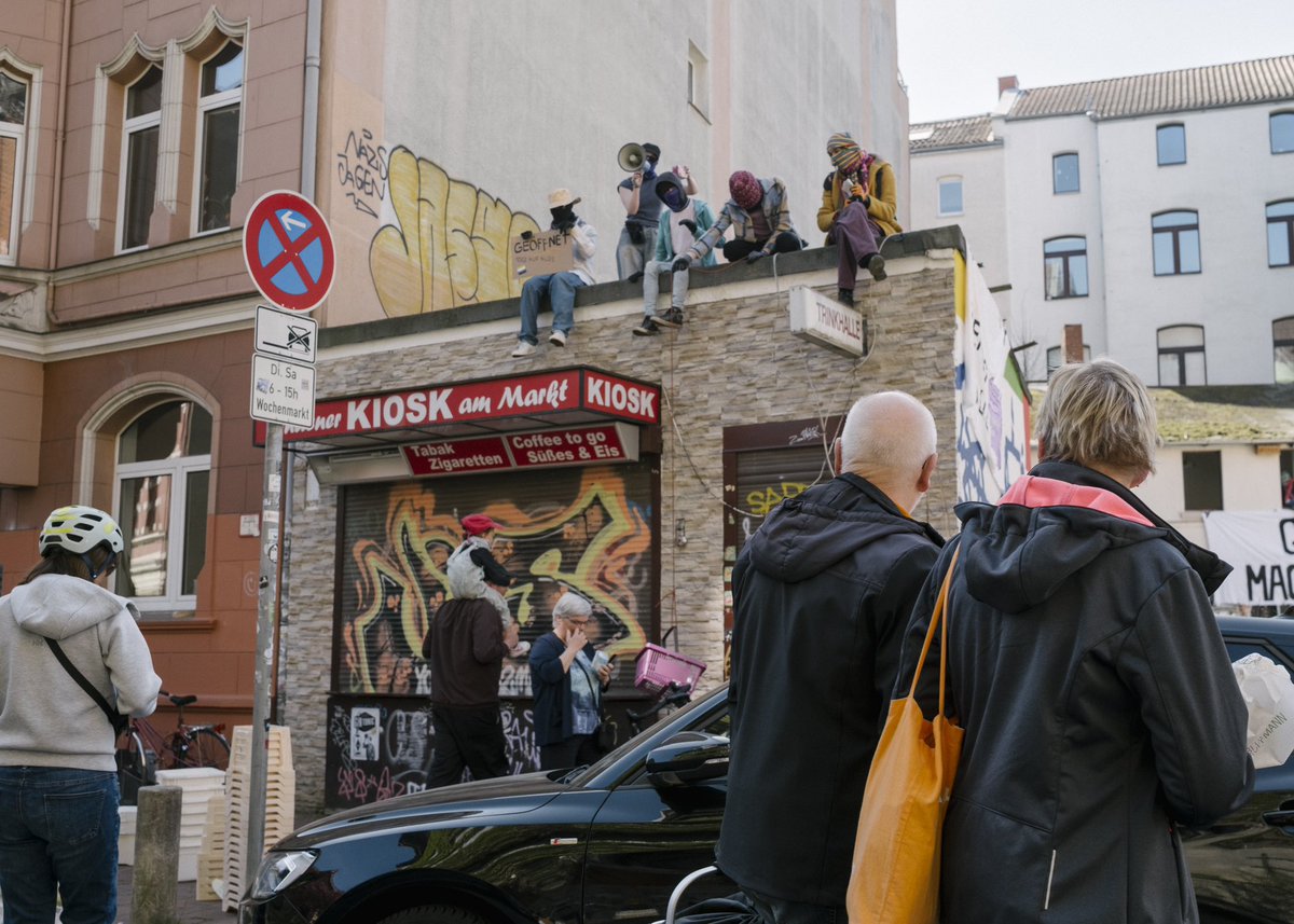 mic_tra's tweet image. „Leerstand entern“ hat Gebäude am Lindener Marktplatz in #Hannover besetzt. Werkstätten, Kiosk & Mietwohnungen sollen wohl Neubau mit Eigentumswohnungen weichen. Gentrifizierung wolle man kommentieren, so die Gruppe. Investor war vor Ort, tolerierte Aktion und will Gespräche.