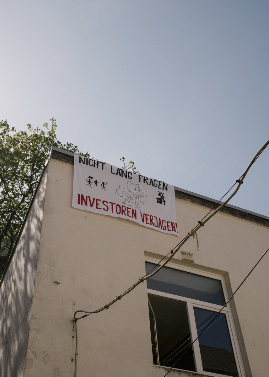 mic_tra's tweet image. „Leerstand entern“ hat Gebäude am Lindener Marktplatz in #Hannover besetzt. Werkstätten, Kiosk & Mietwohnungen sollen wohl Neubau mit Eigentumswohnungen weichen. Gentrifizierung wolle man kommentieren, so die Gruppe. Investor war vor Ort, tolerierte Aktion und will Gespräche.