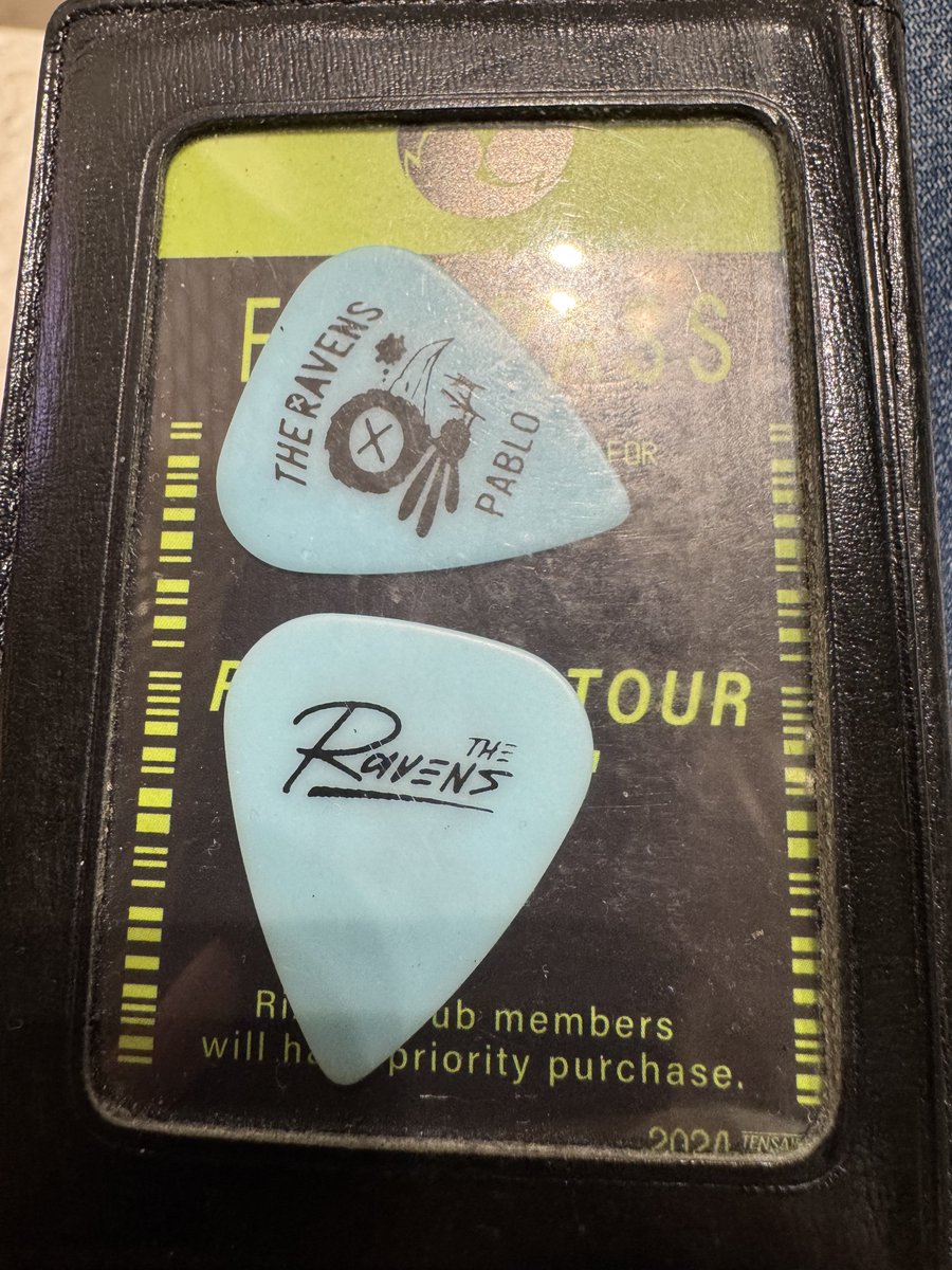 dQlOX24tLUOD5CZ's tweet photo. Ravensまじで最幸❣❣
そして、、、2枚目🎸🐦⬛
歌詞しっかり覚えて歌いたい(๑ ˭̴̵̶᷄൧̑ ˭̴̵̶᷅๑)🎙.•*¨*•.¸¸♬
#GHOSTNOTESTOUR
#TheRavens https://t.co/1zhtsqbUbm
