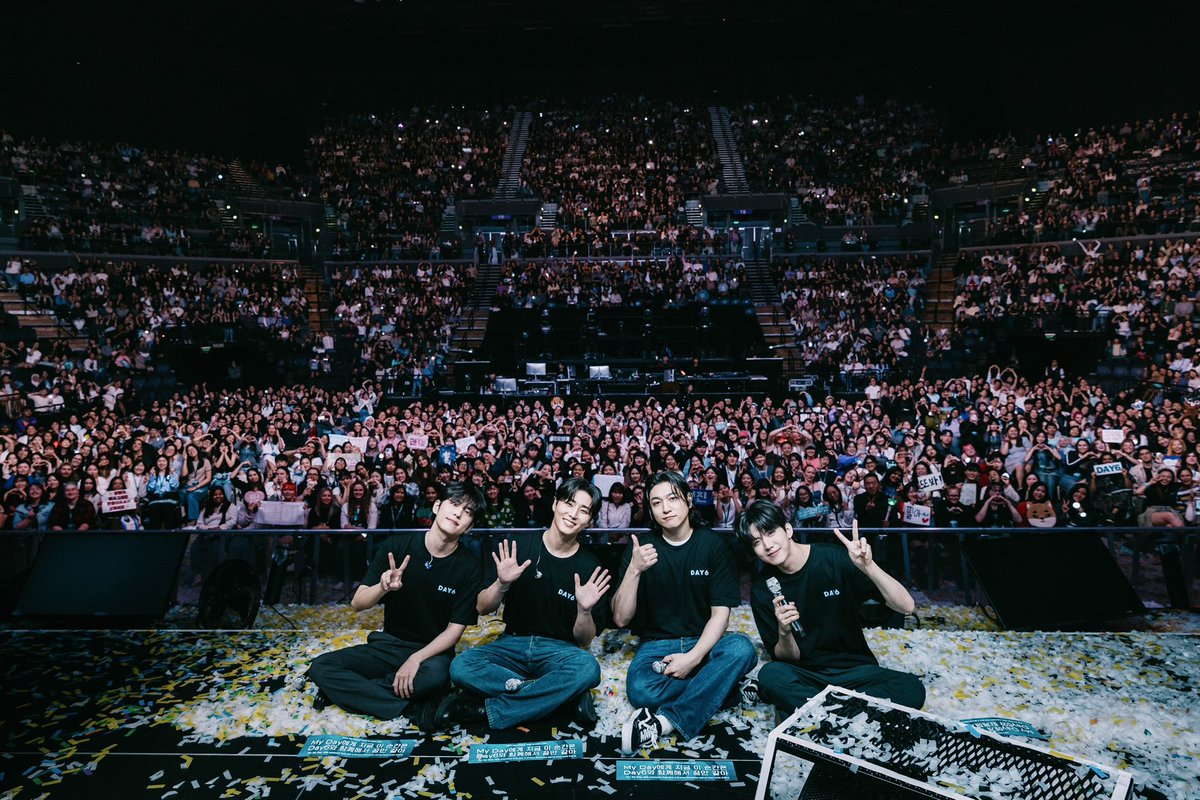 day6official's tweet photo. [ #DAY6_BEHIND ]

3RD WORLD TOUR <FOREVER YOUNG> in 
#AUCKLAND

함께해서 꿈만 같았던 시간 💭🫰
(콘서트장에 영원히 있고 싶다 。 。)

=

It felt like a dream being with you 💭🫰
(We wish we could stay at the concert forever 。 。)

#DAY6 #데이식스
#DAY6_3RD_WORLDTOUR
#FOREVER_YOUNG
#Band_Aid
#녹아내려요