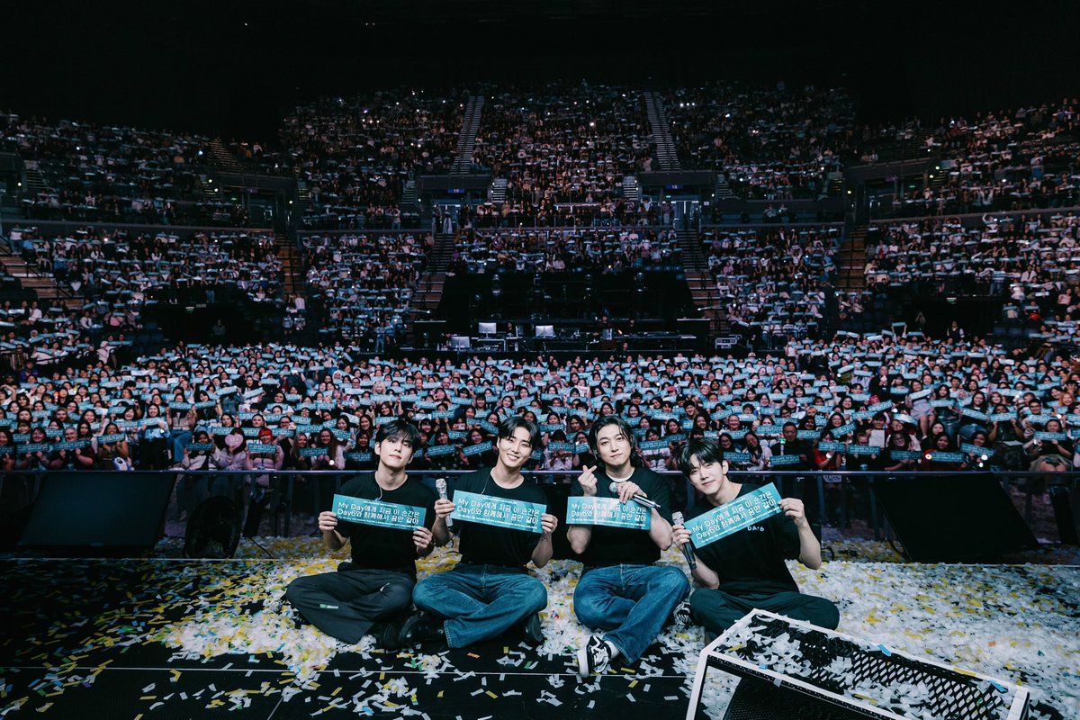 day6official's tweet photo. [ #DAY6_BEHIND ]

3RD WORLD TOUR <FOREVER YOUNG> in 
#AUCKLAND

함께해서 꿈만 같았던 시간 💭🫰
(콘서트장에 영원히 있고 싶다 。 。)

=

It felt like a dream being with you 💭🫰
(We wish we could stay at the concert forever 。 。)

#DAY6 #데이식스
#DAY6_3RD_WORLDTOUR
#FOREVER_YOUNG
#Band_Aid
#녹아내려요