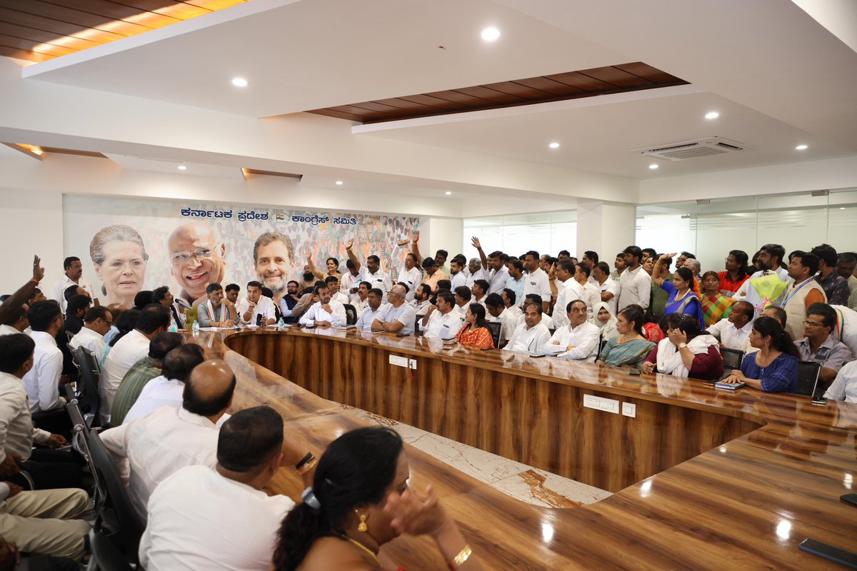 duttabhishek's tweet photo. "Today, @INCKarnataka leaders, led by @DKShivakumar and @GCC_MP, discussed a major protest at Freedom Park, Bangalore on April 17. Senior leaders joined the meeting to strategize and mobilize support. Let's stand united! #INCKarnataka #FreedomParkProtest #Pricehike https://t.co/onGrBVNUYh