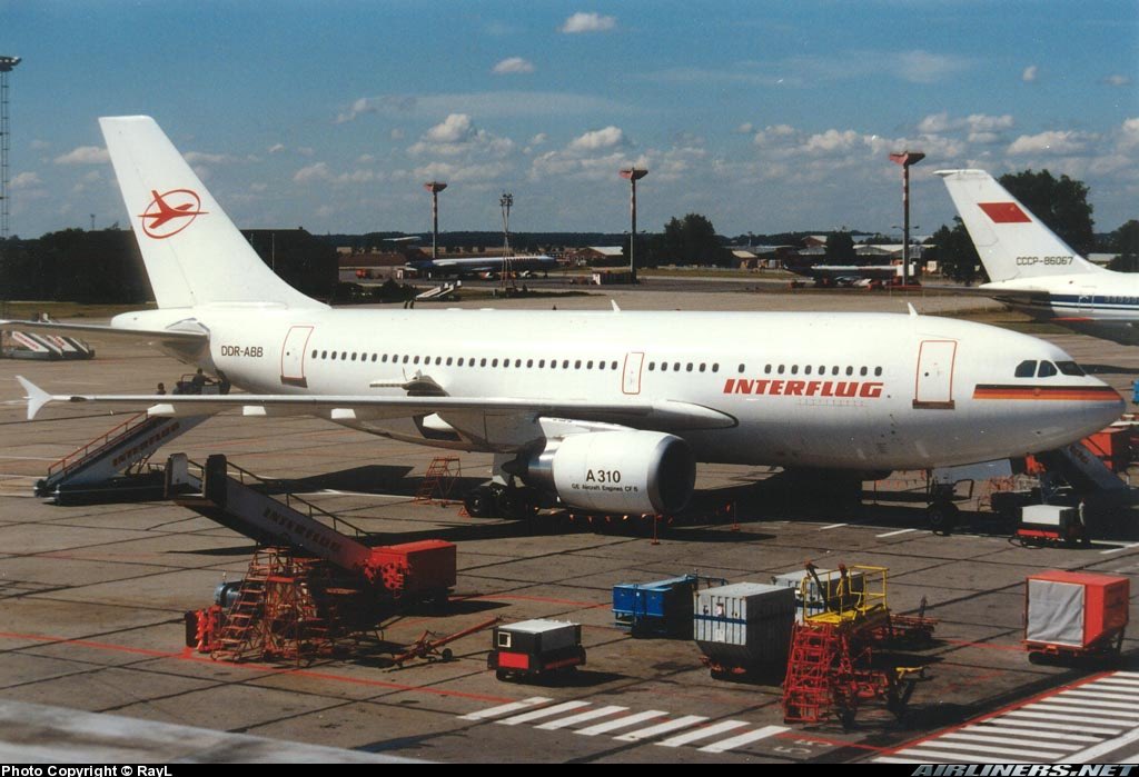 n194at's tweet photo. Interflug 
Airbus A310-304 DDR-ABB
SXF/EDDB Flughafen Berlin-Schönefeld 
November 30, 1988
Photo credit Ray Lavington 
#AvGeek #Airline #Aviation #AvGeeks #Airbus #A310 #Interflug #SXF #Berlin #Schönefeld @erik_griswold https://t.co/1VecOaJV52