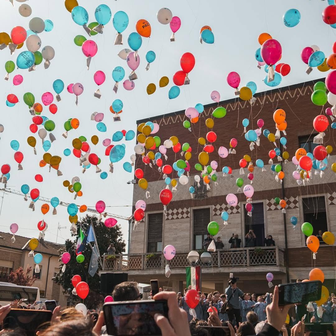 plasticfreeit's tweet photo. In 2025, with environmental awareness (hopefully) on the rise, are we still literally throwing trash into the sky? Can we really not find less harmful ways?
#plasticfree #environment #stopballoons https://t.co/vpcDtA3YxC