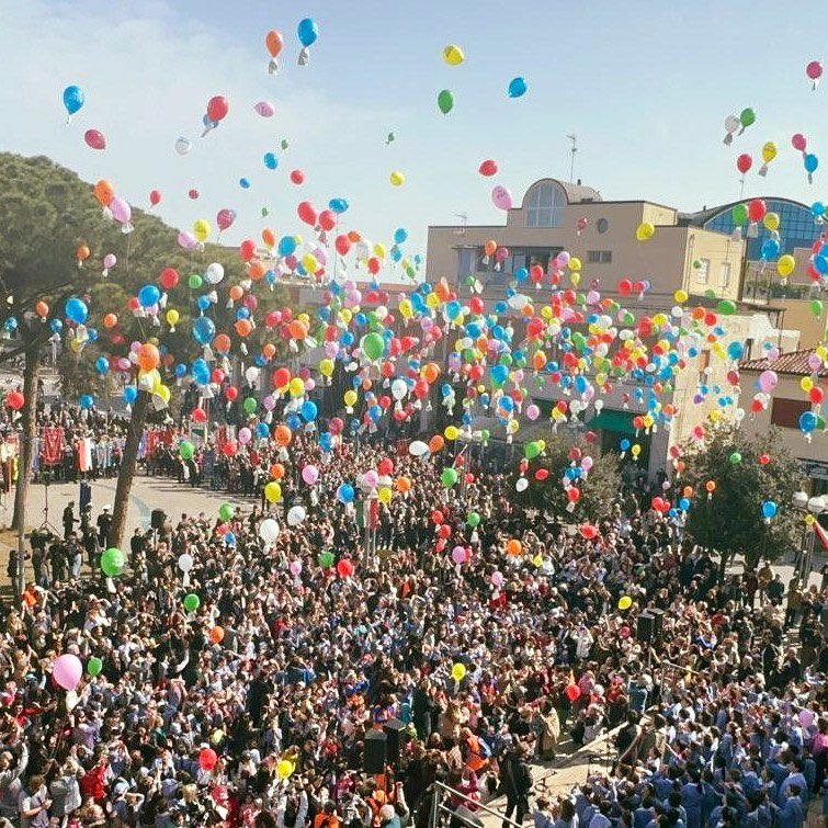 plasticfreeit's tweet photo. In 2025, with environmental awareness (hopefully) on the rise, are we still literally throwing trash into the sky? Can we really not find less harmful ways?
#plasticfree #environment #stopballoons https://t.co/vpcDtA3YxC