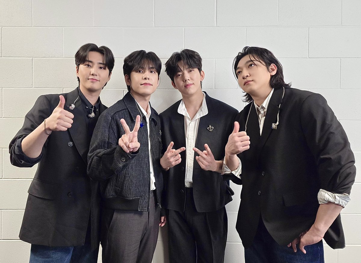 day6official's tweet photo. [ #DAY6_BEHIND ]

잘 즐긴 오클랜드 마이데이 손 번쩍 🙋
행복 &amp; 에너지 만땅 충전⚡️~ 함께해 줘서 고마워요!

=

Hands up if you had fun, Auckland My Day 🙋
We’re so full of happiness &amp; energy⚡️~ Thanks to you!

#DAY6 #데이식스
#DAY6_3RD_WORLDTOUR
#FOREVER_YOUNG
#Band_Aid
#녹아내려요 https://t.co/4EuS9Qa2dK