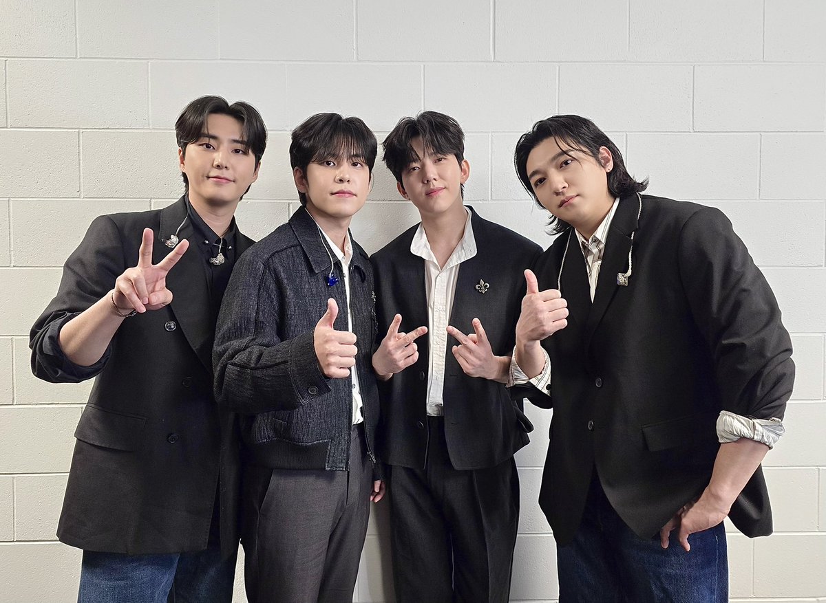 day6official's tweet photo. [ #DAY6_BEHIND ]

잘 즐긴 오클랜드 마이데이 손 번쩍 🙋
행복 &amp; 에너지 만땅 충전⚡️~ 함께해 줘서 고마워요!

=

Hands up if you had fun, Auckland My Day 🙋
We’re so full of happiness &amp; energy⚡️~ Thanks to you!

#DAY6 #데이식스
#DAY6_3RD_WORLDTOUR
#FOREVER_YOUNG
#Band_Aid
#녹아내려요 https://t.co/4EuS9Qa2dK