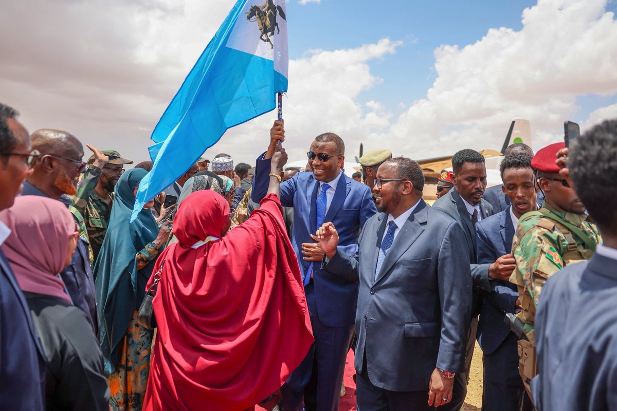 SomaliPM's tweet photo. 𝐑𝐚’𝐢𝐢𝐬𝐮𝐥 𝐖𝐚𝐬𝐚𝐚𝐫𝐞 𝐗𝐚𝐦𝐬𝐚 𝐂𝐚𝐛𝐝𝐢 𝐁𝐚𝐫𝐫𝐞, 𝐨𝐨 𝐛𝐨𝐨𝐪𝐚𝐬𝐡𝐨 𝐭𝐚𝐚𝐫𝐢𝐢𝐤𝐡𝐢 𝐚𝐡 𝐤𝐮 𝐬𝐨𝐨 𝐠𝐚𝐚𝐫𝐚𝐲 𝐦𝐚𝐠𝐚𝐚𝐥𝐚𝐝𝐚 𝐋𝐚𝐚𝐬𝐜𝐚𝐚𝐧𝐨𝐨𝐝

Laascaanood, Sabti, 12 Abriil 2025 – Ra’iisul Wasaaraha Xukuumadda Jamhuuriyadda Federaalka Soomaaliya, Mudane Xamsa Cabdi Barre, iyo wafdi uu hoggaaminayo ayaa si diirran loogu soo dhaweeyay magaalada Laascaanood ee xarunta Gobolka Sool ahna caasimadda Maamulka SSC-Khaatumo.

Ra’iisul Wasaaraha, ayaa markii uu ka degay garoonka Diyaaradaha ee magaalada Laascaanood, waxaa halkaas kusoo dhoweeyay masuulliyiin ka tirsan Dowladda Federaalka Soomaaliya, Hoggaamiyaha Maamulka SSC-Khaatumo, Saraakiil ciidan iyo boqolaal dadweyne ah oo muujinayey taageeradooda ku aaddan booqashada Ra’iisul Wasaare Xamsa Cabdi Barre.

Safarka midnimada ee Ra’iisul Wasaaraha iyo wafdigiisa, ayaa qeyb ka ah dadaallada Xukuumadda DanQaran ee lagu xoojinayo midnimada dalka iyo horumarinta adeegyada dowladdeed ee ay u baahan yihiin bulshada reer SSC-Khaatumo.

Mudane Xamsa, oo kumanyaal shacabka Laascaanood ah kula hadlay garoonka, ayaa uga mahadceliyey soo dhowaynta milgaha iyo maamuuska leh ee ay ku qaabileen, isaga oo ku tilmaamay in ay astaan u yihiin midnimada iyo wadajirka Shacabka Soomaaliyeed marwalbana ay difaacan Qaranimada.