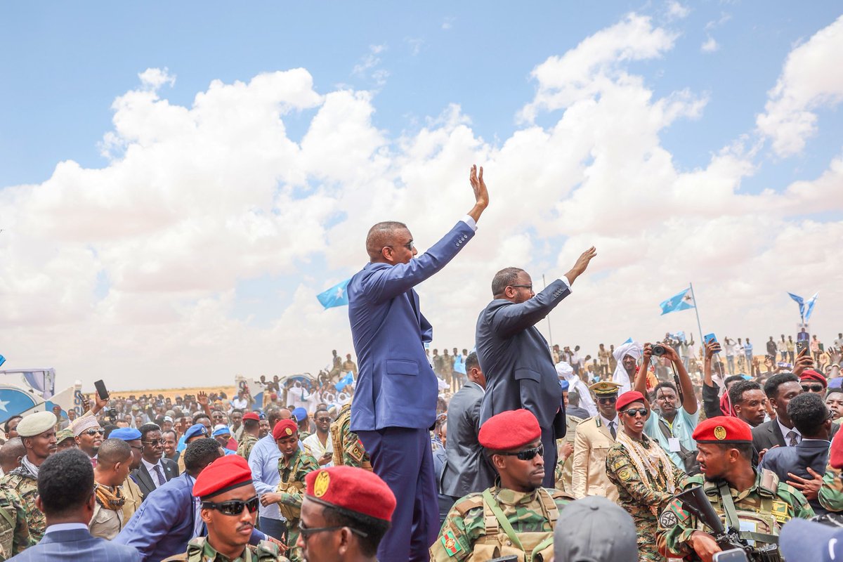 SomaliPM's tweet photo. 𝐑𝐚’𝐢𝐢𝐬𝐮𝐥 𝐖𝐚𝐬𝐚𝐚𝐫𝐞 𝐗𝐚𝐦𝐬𝐚 𝐂𝐚𝐛𝐝𝐢 𝐁𝐚𝐫𝐫𝐞, 𝐨𝐨 𝐛𝐨𝐨𝐪𝐚𝐬𝐡𝐨 𝐭𝐚𝐚𝐫𝐢𝐢𝐤𝐡𝐢 𝐚𝐡 𝐤𝐮 𝐬𝐨𝐨 𝐠𝐚𝐚𝐫𝐚𝐲 𝐦𝐚𝐠𝐚𝐚𝐥𝐚𝐝𝐚 𝐋𝐚𝐚𝐬𝐜𝐚𝐚𝐧𝐨𝐨𝐝

Laascaanood, Sabti, 12 Abriil 2025 – Ra’iisul Wasaaraha Xukuumadda Jamhuuriyadda Federaalka Soomaaliya, Mudane Xamsa Cabdi Barre, iyo wafdi uu hoggaaminayo ayaa si diirran loogu soo dhaweeyay magaalada Laascaanood ee xarunta Gobolka Sool ahna caasimadda Maamulka SSC-Khaatumo.

Ra’iisul Wasaaraha, ayaa markii uu ka degay garoonka Diyaaradaha ee magaalada Laascaanood, waxaa halkaas kusoo dhoweeyay masuulliyiin ka tirsan Dowladda Federaalka Soomaaliya, Hoggaamiyaha Maamulka SSC-Khaatumo, Saraakiil ciidan iyo boqolaal dadweyne ah oo muujinayey taageeradooda ku aaddan booqashada Ra’iisul Wasaare Xamsa Cabdi Barre.

Safarka midnimada ee Ra’iisul Wasaaraha iyo wafdigiisa, ayaa qeyb ka ah dadaallada Xukuumadda DanQaran ee lagu xoojinayo midnimada dalka iyo horumarinta adeegyada dowladdeed ee ay u baahan yihiin bulshada reer SSC-Khaatumo.

Mudane Xamsa, oo kumanyaal shacabka Laascaanood ah kula hadlay garoonka, ayaa uga mahadceliyey soo dhowaynta milgaha iyo maamuuska leh ee ay ku qaabileen, isaga oo ku tilmaamay in ay astaan u yihiin midnimada iyo wadajirka Shacabka Soomaaliyeed marwalbana ay difaacan Qaranimada.