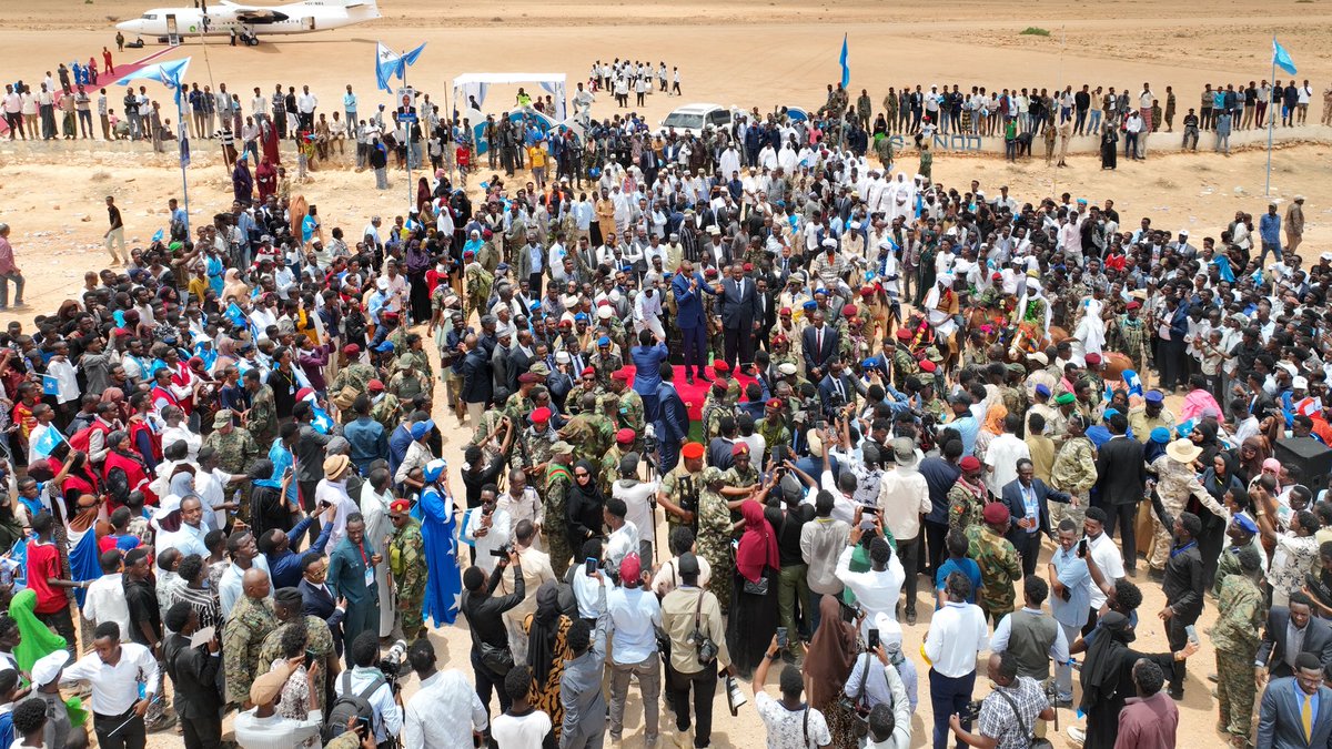 SomaliPM's tweet photo. 𝐑𝐚’𝐢𝐢𝐬𝐮𝐥 𝐖𝐚𝐬𝐚𝐚𝐫𝐞 𝐗𝐚𝐦𝐬𝐚 𝐂𝐚𝐛𝐝𝐢 𝐁𝐚𝐫𝐫𝐞, 𝐨𝐨 𝐛𝐨𝐨𝐪𝐚𝐬𝐡𝐨 𝐭𝐚𝐚𝐫𝐢𝐢𝐤𝐡𝐢 𝐚𝐡 𝐤𝐮 𝐬𝐨𝐨 𝐠𝐚𝐚𝐫𝐚𝐲 𝐦𝐚𝐠𝐚𝐚𝐥𝐚𝐝𝐚 𝐋𝐚𝐚𝐬𝐜𝐚𝐚𝐧𝐨𝐨𝐝

Laascaanood, Sabti, 12 Abriil 2025 – Ra’iisul Wasaaraha Xukuumadda Jamhuuriyadda Federaalka Soomaaliya, Mudane Xamsa Cabdi Barre, iyo wafdi uu hoggaaminayo ayaa si diirran loogu soo dhaweeyay magaalada Laascaanood ee xarunta Gobolka Sool ahna caasimadda Maamulka SSC-Khaatumo.

Ra’iisul Wasaaraha, ayaa markii uu ka degay garoonka Diyaaradaha ee magaalada Laascaanood, waxaa halkaas kusoo dhoweeyay masuulliyiin ka tirsan Dowladda Federaalka Soomaaliya, Hoggaamiyaha Maamulka SSC-Khaatumo, Saraakiil ciidan iyo boqolaal dadweyne ah oo muujinayey taageeradooda ku aaddan booqashada Ra’iisul Wasaare Xamsa Cabdi Barre.

Safarka midnimada ee Ra’iisul Wasaaraha iyo wafdigiisa, ayaa qeyb ka ah dadaallada Xukuumadda DanQaran ee lagu xoojinayo midnimada dalka iyo horumarinta adeegyada dowladdeed ee ay u baahan yihiin bulshada reer SSC-Khaatumo.

Mudane Xamsa, oo kumanyaal shacabka Laascaanood ah kula hadlay garoonka, ayaa uga mahadceliyey soo dhowaynta milgaha iyo maamuuska leh ee ay ku qaabileen, isaga oo ku tilmaamay in ay astaan u yihiin midnimada iyo wadajirka Shacabka Soomaaliyeed marwalbana ay difaacan Qaranimada.