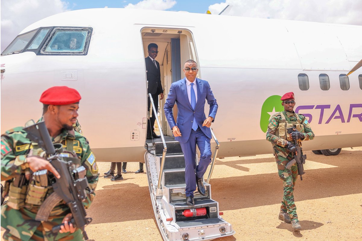 SomaliPM's tweet photo. 𝐑𝐚’𝐢𝐢𝐬𝐮𝐥 𝐖𝐚𝐬𝐚𝐚𝐫𝐞 𝐗𝐚𝐦𝐬𝐚 𝐂𝐚𝐛𝐝𝐢 𝐁𝐚𝐫𝐫𝐞, 𝐨𝐨 𝐛𝐨𝐨𝐪𝐚𝐬𝐡𝐨 𝐭𝐚𝐚𝐫𝐢𝐢𝐤𝐡𝐢 𝐚𝐡 𝐤𝐮 𝐬𝐨𝐨 𝐠𝐚𝐚𝐫𝐚𝐲 𝐦𝐚𝐠𝐚𝐚𝐥𝐚𝐝𝐚 𝐋𝐚𝐚𝐬𝐜𝐚𝐚𝐧𝐨𝐨𝐝

Laascaanood, Sabti, 12 Abriil 2025 – Ra’iisul Wasaaraha Xukuumadda Jamhuuriyadda Federaalka Soomaaliya, Mudane Xamsa Cabdi Barre, iyo wafdi uu hoggaaminayo ayaa si diirran loogu soo dhaweeyay magaalada Laascaanood ee xarunta Gobolka Sool ahna caasimadda Maamulka SSC-Khaatumo.

Ra’iisul Wasaaraha, ayaa markii uu ka degay garoonka Diyaaradaha ee magaalada Laascaanood, waxaa halkaas kusoo dhoweeyay masuulliyiin ka tirsan Dowladda Federaalka Soomaaliya, Hoggaamiyaha Maamulka SSC-Khaatumo, Saraakiil ciidan iyo boqolaal dadweyne ah oo muujinayey taageeradooda ku aaddan booqashada Ra’iisul Wasaare Xamsa Cabdi Barre.

Safarka midnimada ee Ra’iisul Wasaaraha iyo wafdigiisa, ayaa qeyb ka ah dadaallada Xukuumadda DanQaran ee lagu xoojinayo midnimada dalka iyo horumarinta adeegyada dowladdeed ee ay u baahan yihiin bulshada reer SSC-Khaatumo.

Mudane Xamsa, oo kumanyaal shacabka Laascaanood ah kula hadlay garoonka, ayaa uga mahadceliyey soo dhowaynta milgaha iyo maamuuska leh ee ay ku qaabileen, isaga oo ku tilmaamay in ay astaan u yihiin midnimada iyo wadajirka Shacabka Soomaaliyeed marwalbana ay difaacan Qaranimada.