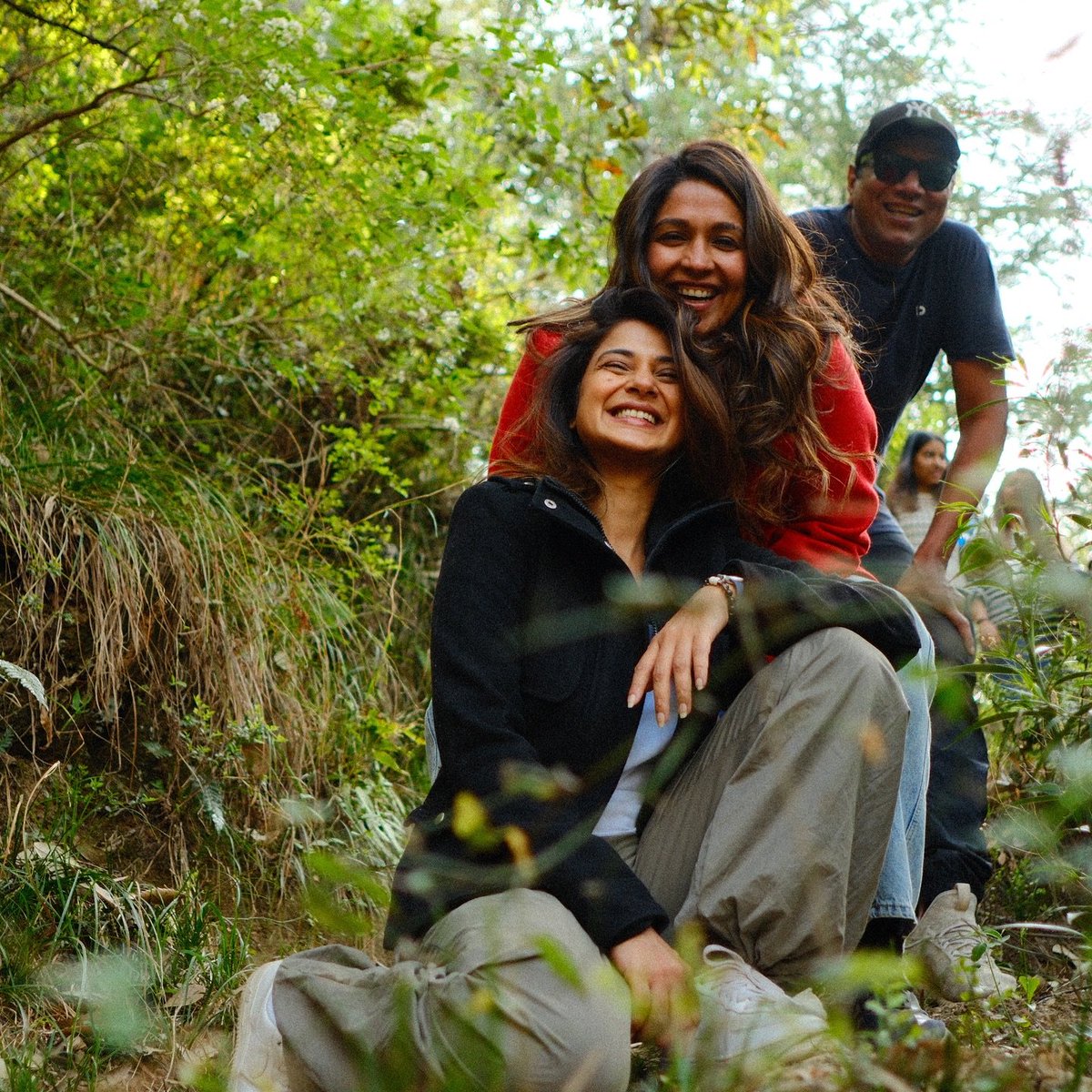 Just a bunch of shiny happy people ✨ 
#JenniferWinget