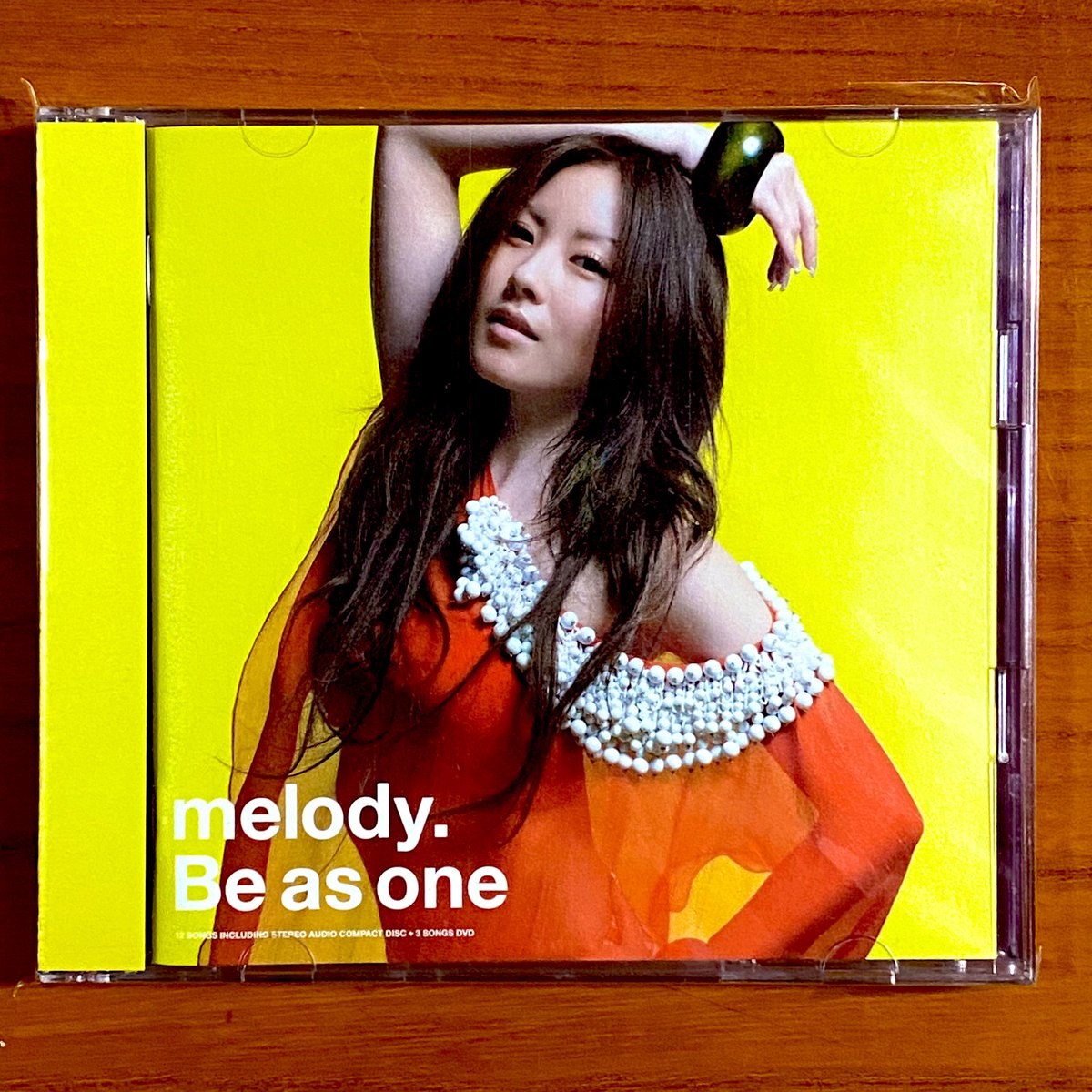 astromaniax26's tweet image. 本日で発売から19年！

2006年4月12日 発売

【Be as one/melody.】

両面告知ポスターと
CD（初回盤）

オリコン最高5位

ドラマ『ドラゴン桜』の
主題歌になった「realize」や
「Next to You」
「see you...」などのシングルも収録

#melody
#Beasone
#2ndアルバム
#TOYSFACTORY
#ポスターとCD