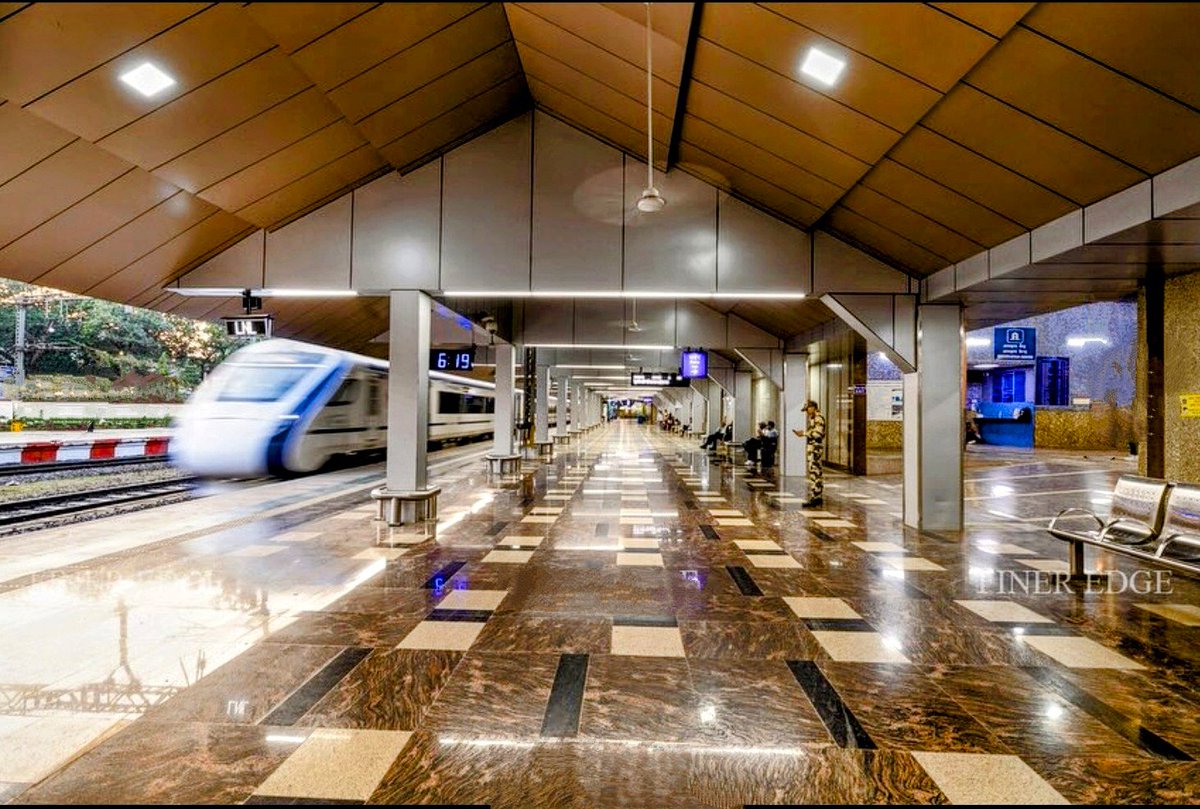 Siege4570's tweet image. The newly redeveloped railway station of Lonavala, Maharashtra.

📸 @haldilal

#IndianRailways #StationRedevelopment #Lonavala