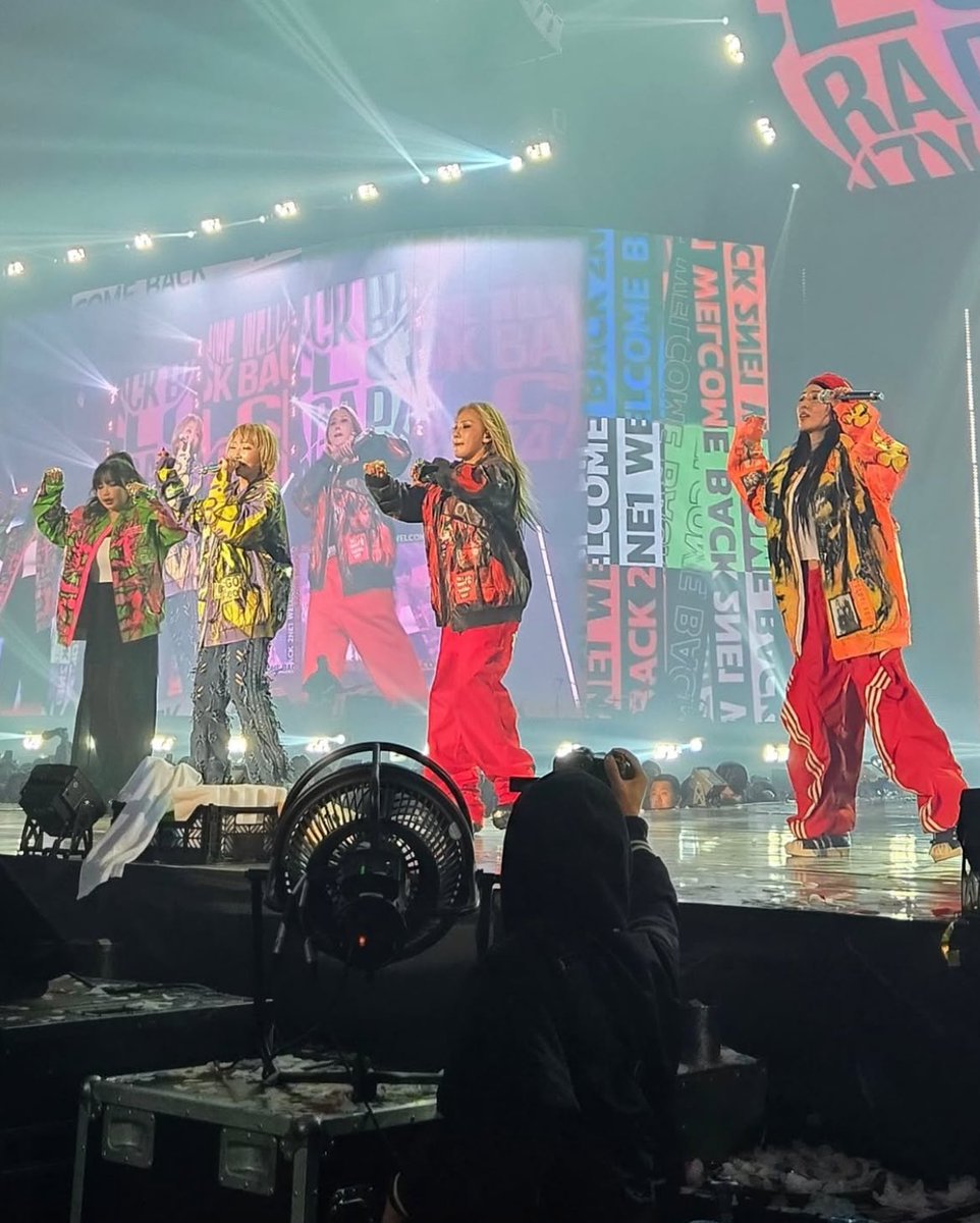 memealuvzCLx's tweet photo. 📸 2NE1 during their successful Day 1 Welcome Back Encore Stage in Seoul. https://t.co/CKouINeYLU