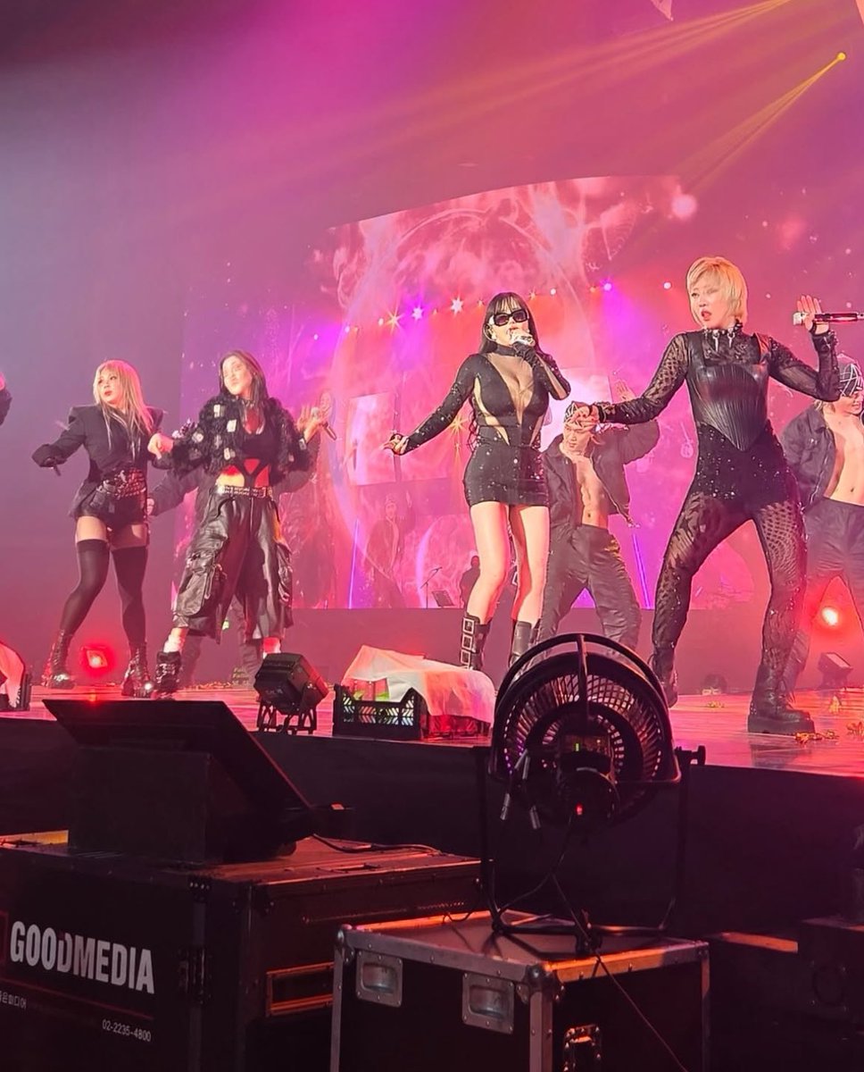 memealuvzCLx's tweet photo. 📸 2NE1 during their successful Day 1 Welcome Back Encore Stage in Seoul. https://t.co/CKouINeYLU