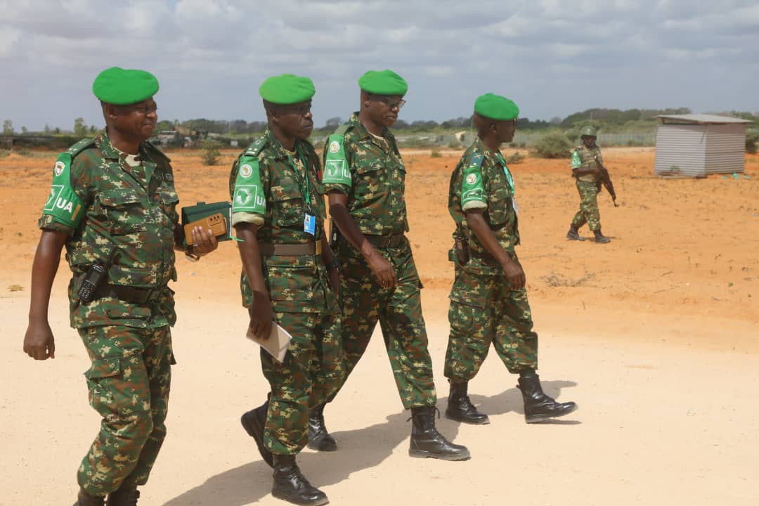 aussom_'s tweet image. #AUSSOM Sector 5 senior officers are assessing #BNDF Forward Operating Bases (#FOBs) for troop preparedness &amp;amp; morale.

On Wednesday, BNDF Head of Operations Lt. Colonel Ntirampeba Guy, visited Balcad FOB, urging troops to remain vigilant against Al-Shabaab threats in their Areas