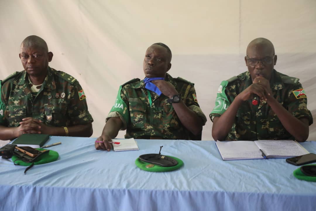 aussom_'s tweet image. #AUSSOM Sector 5 senior officers are assessing #BNDF Forward Operating Bases (#FOBs) for troop preparedness &amp;amp; morale.

On Wednesday, BNDF Head of Operations Lt. Colonel Ntirampeba Guy, visited Balcad FOB, urging troops to remain vigilant against Al-Shabaab threats in their Areas