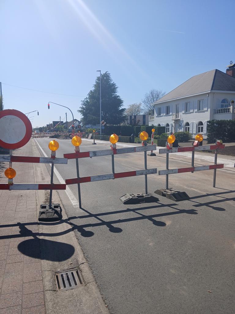 dannyproost1's tweet photo. Elk gemeente van belgie zie bijna overal dit erg ze en maar filles creërenis dit btw aftrekbaar benzine en zo voor al die omleidingen erg https://t.co/0WPvbzk7am