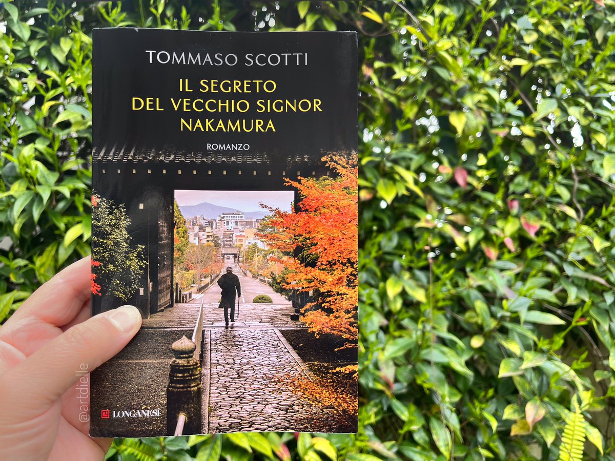 artdielle's tweet photo. Per #CosaLeggoNelWeekend ho scelto “Il segreto del vecchio signor Nakamura” di Tommaso Scotti! Ho amato tutti i suoi romanzi precedenti ed ho grandi aspettative anche per questo. E voi cosa state leggendo?
Tokyo, 2018: l’anziano ispettore Nakamura affronta i ricordi della Grande Rapina del 1968, un caso che ha segnato la sua vita. Tra il Giappone degli anni ‘60 e oggi, un’indagine su un crimine senza vittime rivela oscure trame, ossessioni e segreti in una Tokyo noir. Un thriller avvincente ispirato a una storia vera!
