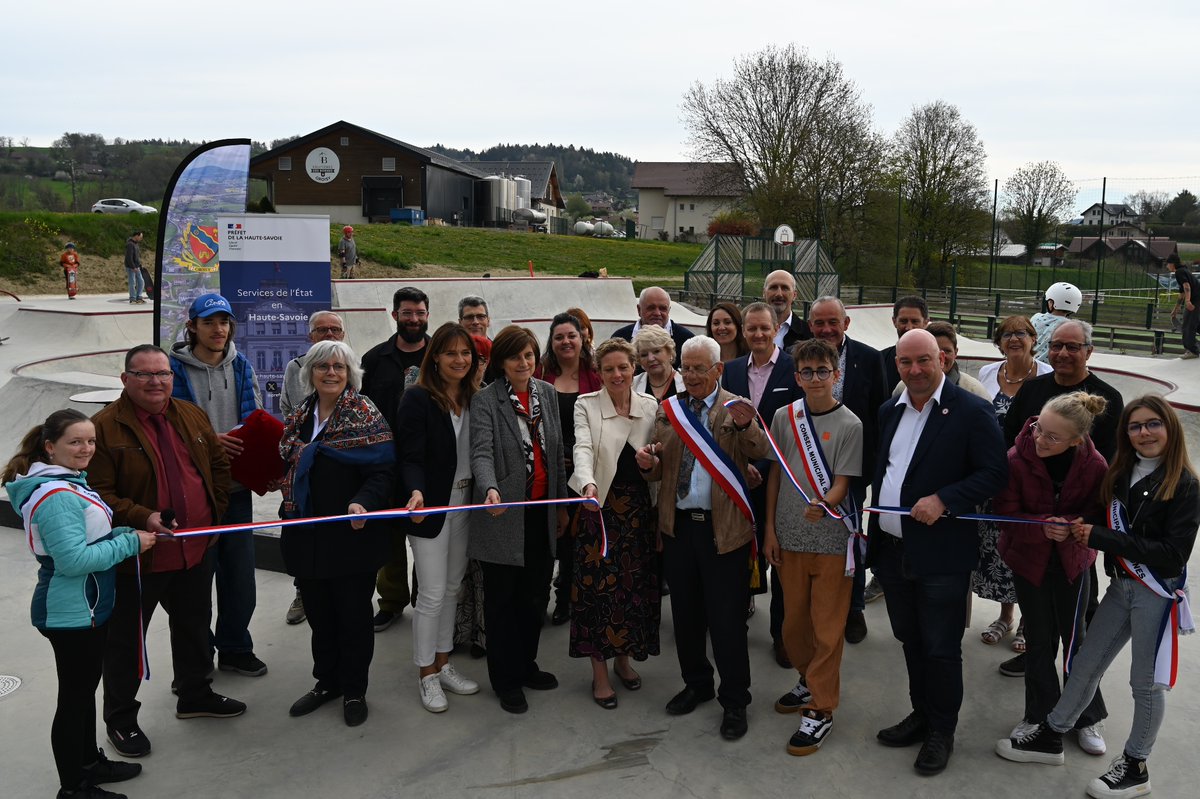 Prefet74's tweet photo. #Ruralités | L’État soutient les collectivités pour concrétiser des projets d'aménagement &amp; de développement de nos #territoires ruraux. Emmanuelle Dubée, @Prefet74 présente à #Groisy pour l'inauguration d'une aire de jeux &amp; d'un flow park ainsi que la rénovation de la mairie. https://t.co/JzSAl7UTL3