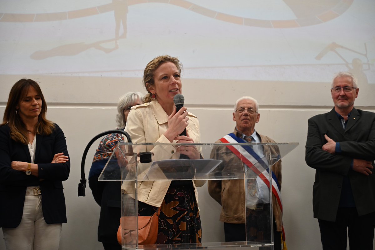 Prefet74's tweet photo. #Ruralités | L’État soutient les collectivités pour concrétiser des projets d'aménagement &amp; de développement de nos #territoires ruraux. Emmanuelle Dubée, @Prefet74 présente à #Groisy pour l'inauguration d'une aire de jeux &amp; d'un flow park ainsi que la rénovation de la mairie. https://t.co/JzSAl7UTL3