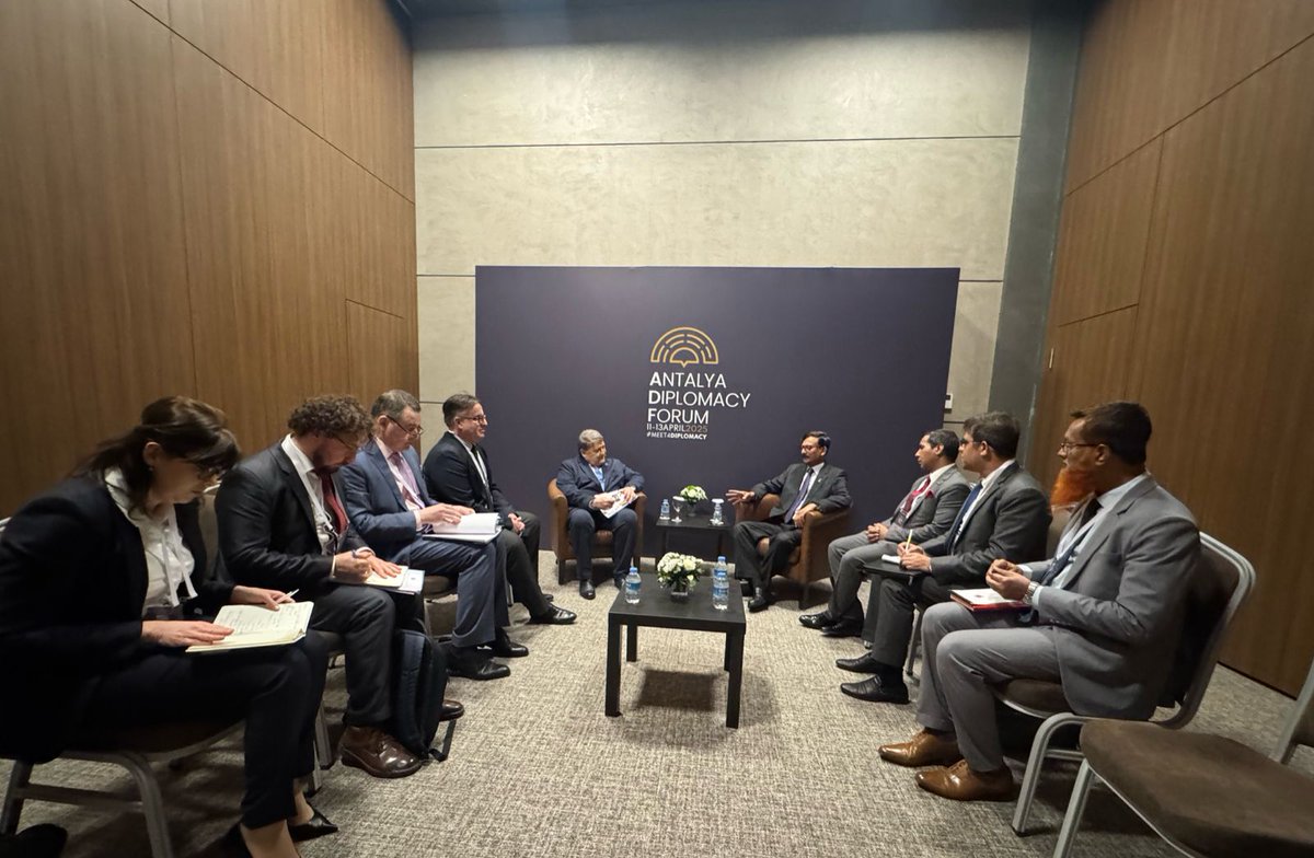 Foreign Adviser met Foreign Minister of Romania today @ADF2025.  During the meeting both sides discussed various issues of mutual importance including visa issuance, migration, agriculture, trade &amp; investment and GSP plus facilities.