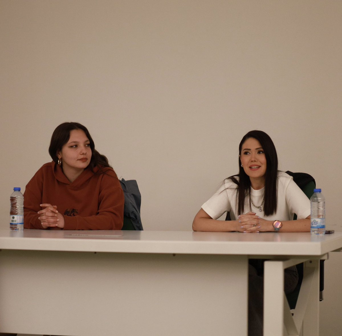 Spor İletişimi’nde günün son mezun panelindeki konuklarımız Şevval Demir ve Ezgi Toper. 

“Ekranın Önü ve Arkası Nasıl İşler?”

#sporiletişimi