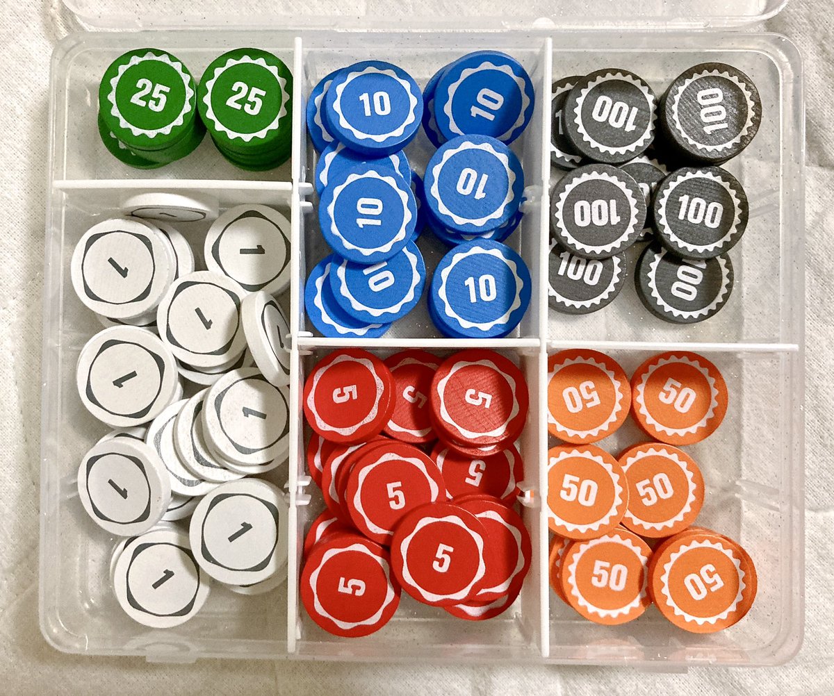 テンデイズゲームズさんの木製コイン買っちゃいました✨⊂(ᴖ ̫ᴖ)⊃✨  手触りよすぎる、軽い、色がはっきりしていて視認性がよい、何より満足感がすごい💰 たとえば｢収入を+1する｣のような永続効果でカード上にコイン置くと計算するときにわかりやすかった～  ケースは ...
