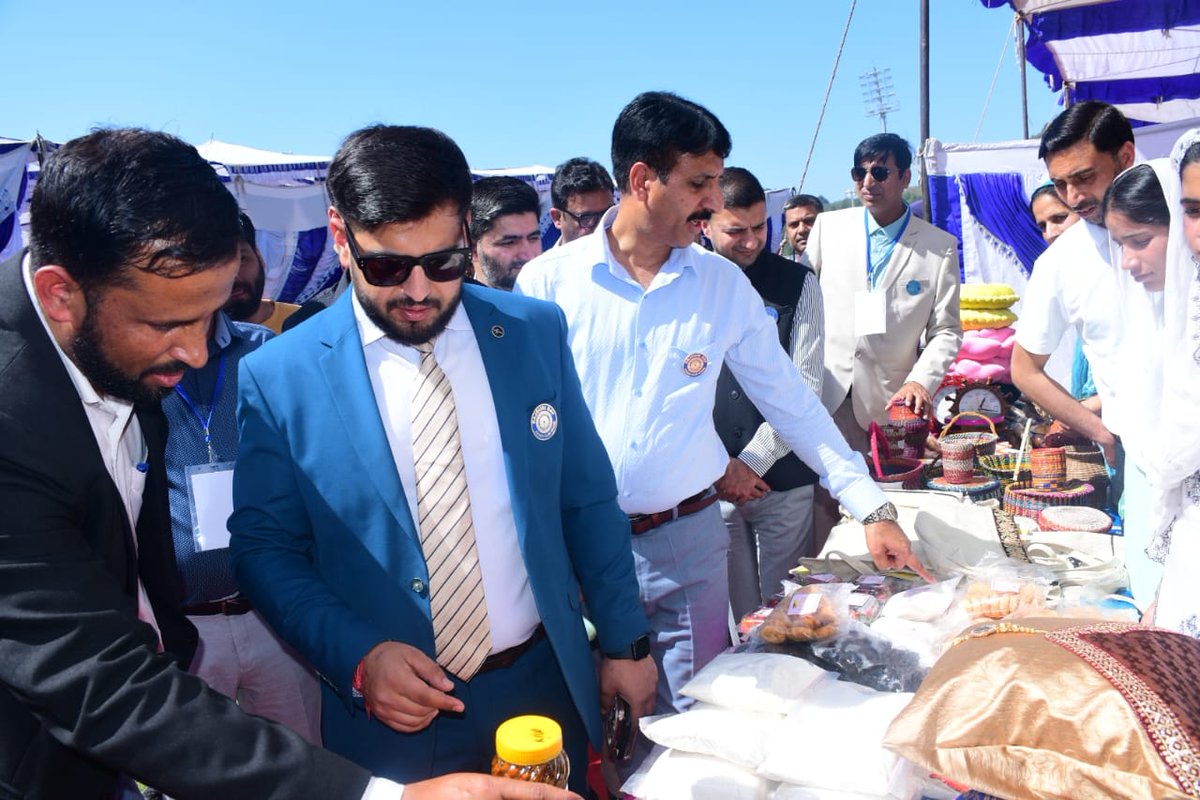 DioRajouri's tweet photo. DC #Rajouri, Abhishek Sharma inspected various departmental stalls set up at the Trade Fair held in Sports Stadium Kheora, showcasing public services, schemes &amp; innovations. 

@diprjk @Abhi1shrma
@dmrajouri @NitishRajora_ https://t.co/x4FzfFpHPY