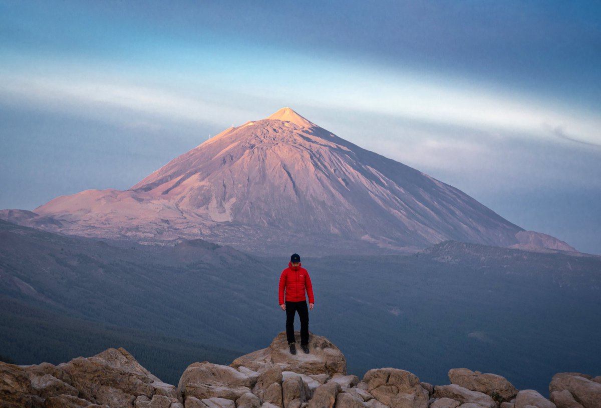 Zeworldphoto's tweet photo. Un poquito de postureo de sábado. Recuerdos de un amanecer con una luz preciosa allá por marzo de 2020.

#Tenerife #Canarias #Teide https://t.co/bnRG6Yqwd9