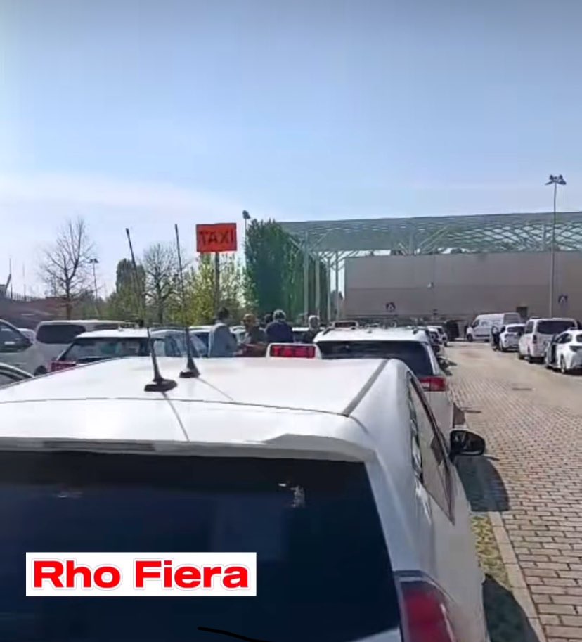 luketoro1's tweet photo. @AndreaGiuricin Posti anche le attese dei tassisti ieri in fiera a Rho salone  del mobile l’informazione non si deve fare solo  a senso unico e solo dove le fa più comodo buona giornata https://t.co/ejrOTZWZtS