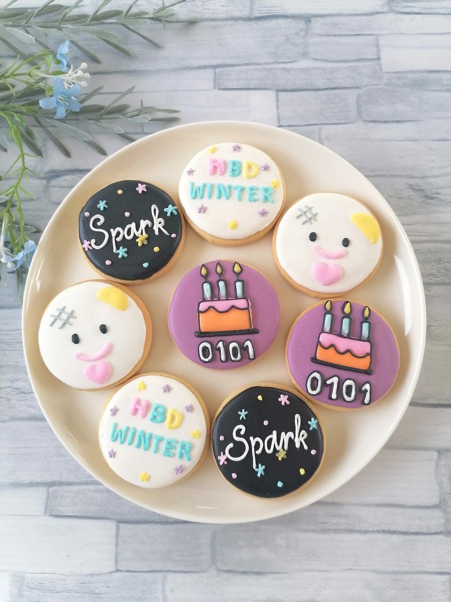 WINTER_THAILAND's tweet photo. [UPDATE🎂] 𝐖𝐈𝐍𝐓𝐄𝐑‘𝐬 𝐃𝐄𝐒𝐒𝐄𝐑𝐓 𝐇𝐎𝐔𝐒𝐄
𝐁𝐈𝐑𝐓𝐇𝐃𝐀𝐘 𝐏𝐑𝐎𝐉𝐄𝐂𝐓 𝟐𝟎𝟐𝟓

ตัวอย่างของที่ระลึก สำหรับผู้ร่วมโดเนทโปรเจกต์วันเกิดน้องหนาว
✿ คุกกี้ และผ้า Spark 

⊹ ของที่ระลึกจะถูกจัดส่งภายในเดือนนี้ อดใจรออีกนิดนะคะ

#WINTER_BDAY2025
#ElysiumOfWinter2025 🧁 https://t.co/pGb3S3Fpnt