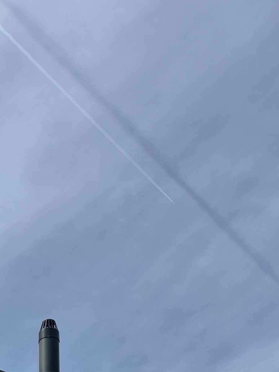 Obv_Delulu_Bex's tweet photo. I’ve never seen this before.
Plane with another trail in black alongside it? Seen in Yorkshire
#Chemtrails #Conspracies https://t.co/N34jP4snz1