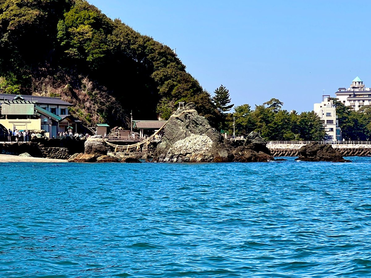 朝から出船。
まだまだ朝晩は寒い。
釣果はともかく…海から参拝。