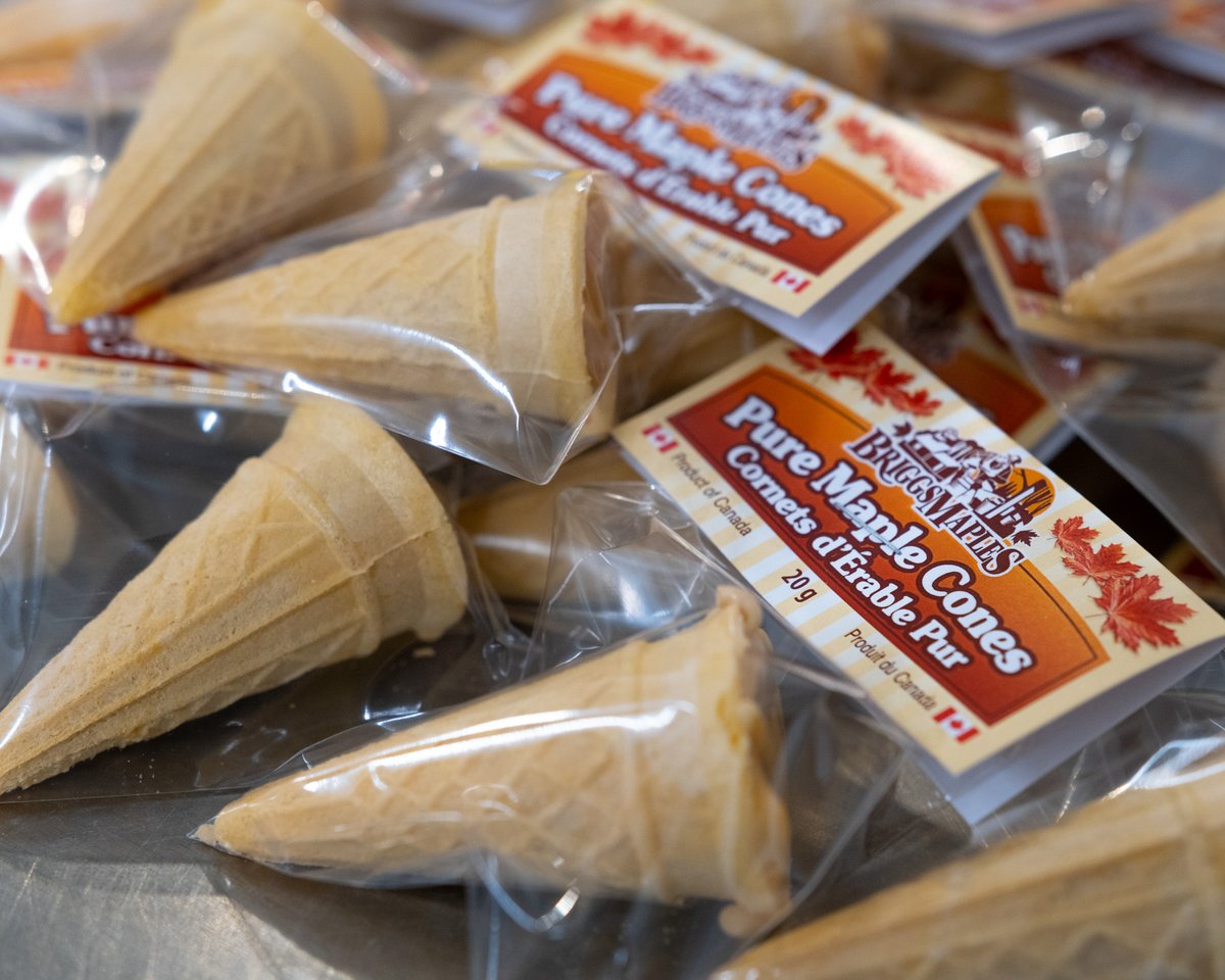 AlimentsNB's tweet image. Que ce soit du beurre d’érable, des bonbons à l’érable ou un filet de sirop sur votre gruau du matin – chaque bouchée est un véritable voyage au cœur du Nouveau-Brunswick!🍁✨ 

#achetezlocalpourdebon #soutenezlocal #siropderablenb