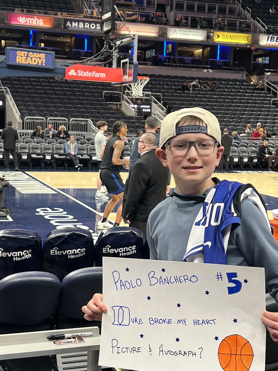 qeccles's tweet photo. Shoutout @OrlandoMagic security for helping my nephew out last night getting @Pp_doesit autograph. https://t.co/Jp3Z61BL7w