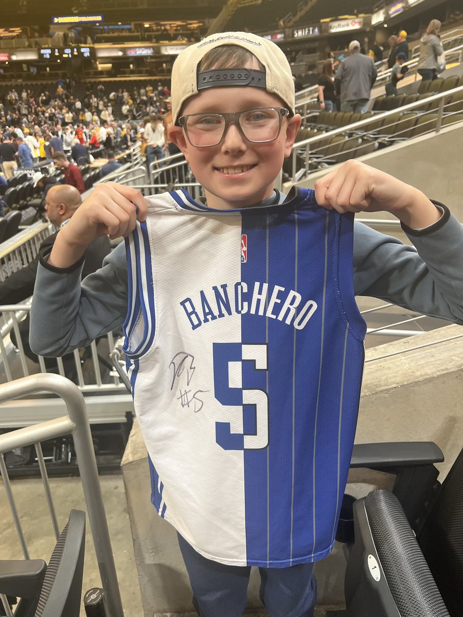 qeccles's tweet photo. Shoutout @OrlandoMagic security for helping my nephew out last night getting @Pp_doesit autograph. https://t.co/Jp3Z61BL7w