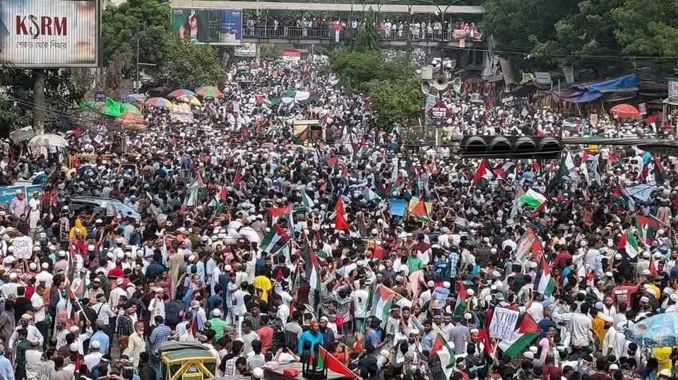 jebinaktarminju's tweet photo. The "March for Gaza" programme concluded this afternoon at Suhrawardy Udyan in Dhaka with a declaration in solidarity with the Palestinian people and demand for action against Israeli aggression.
©️
From Bangladesh 🇦🇪🇧🇩 https://t.co/aE5efCS5AR