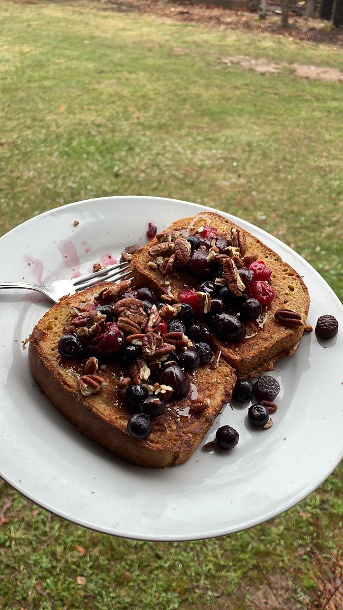 AspireShift's tweet photo. Homemade French toast with homegrown eggs, honey, blueberries, cherries, strawberries, and roasted pecans. https://t.co/ocwarbu2VT