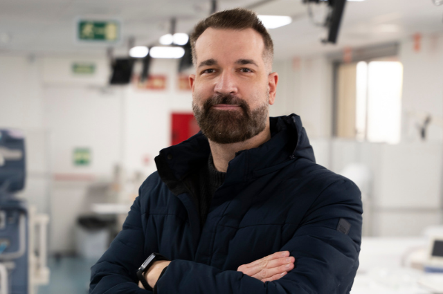 🆕 Pacients que inspiren | Daniel Rubio

Quan la diàlisi va interrompre la seva vida laboral, en Daniel Rubio va decidir obrir-se camí per si sol. Aquest emprenedor tecnològic va convertir la malaltia en un motor de canvi i va col·laborar amb el Servei de Nefrologia de l’HUB en