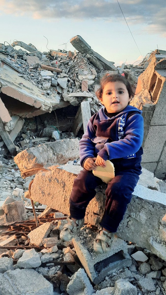 hsmmd291458's tweet photo. A few days and we will all die❗ We will die from bombing 😔 We will die from hunger 😔 We will die from grief 😔 Be that merciful person and save us. Contribute to donating to my family to get food and retweet 😔🙏
https://t.co/BZBr15yzFn https://t.co/70nnohottr