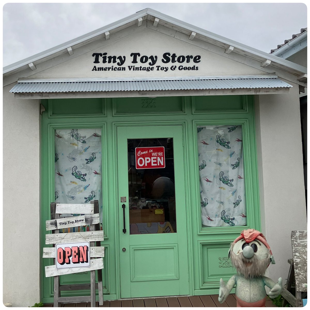 nanoruhodo_demo's tweet photo. 今日は4月15日にOpen3周年㊗️を迎えられる熊本のTiny Toy Storeさんへ🚙来月5月5日(月)に東京で開催されますPEZイベントのチラシもレジ付近に置かせていただきましたので、ご興味のある方はぜひ😃✨#アメトイ #アメリカ雑貨 #tinytoystore #3周年 #5月5日 #pezイベント #tokyopezclubcommunity https://t.co/3OeOZz3fzh