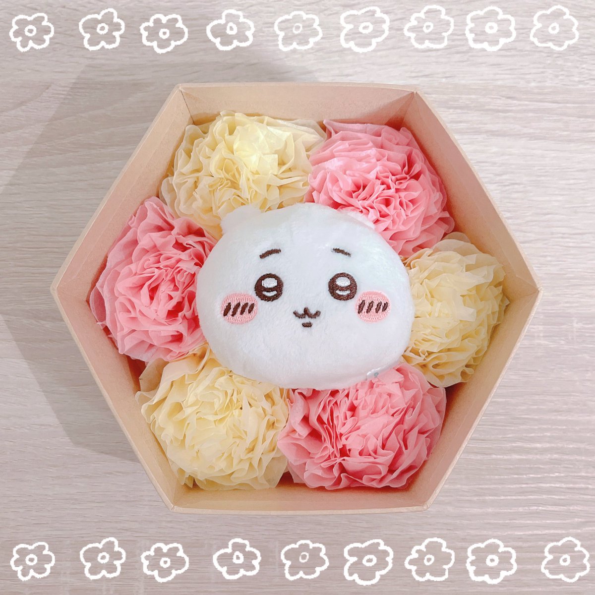 Aren_FG's tweet photo. 大学卒業記念でかわいいもの作ってくれた((o(｡>ω<｡)o))🌼*･
箱の蓋を開けたら黄色とピンクのお花とちいが出てきてかわいすぎた(*´艸`)
久しぶりの手料理もご馳走してもらった✨️
卵たっぷりのカルボナーラ( "´༥`"  )🥚
しあわせだぁ_(⸝⸝-𖥦-⸝⸝`_)⌒)_
素敵なお祝いをありがとう！🥰
#むあれん https://t.co/Z5qymqGqEs