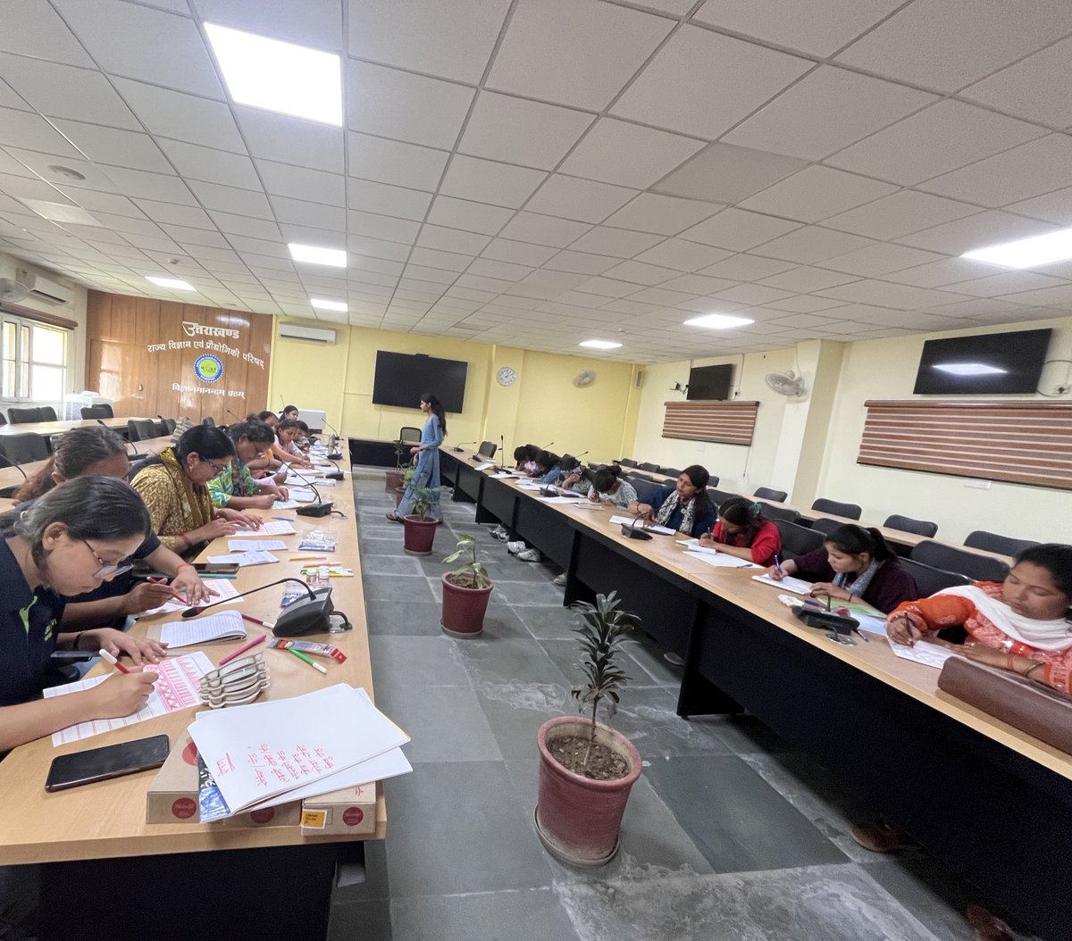 aipangirl's tweet photo. स्थानीय संसाधनों से आत्मनिर्भरता की ओर एक सार्थक कदम!
उत्तराखण्ड राज्य विज्ञान एवं प्रौद्योगिकी परिषद (यूकॉस्ट) @ucostdehradun द्वारा तीन दिवसीय उद्यमिता विकास प्रशिक्षण आयोजित किया गया है।
#minakriti #aipangirl #aipan #workshop #tranning #aipanart #ucost Day 1 https://t.co/b3xALL76fI