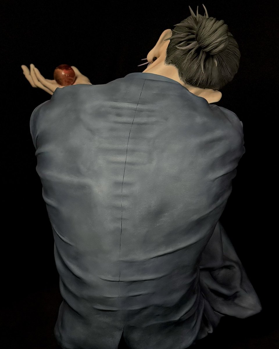 Challecra's tweet photo. [Life-sized] Full-colored Geto Suguru☀️ I’ll post the completed him bit by bit ✨ Today is his melancholic back…
等身大･フルカラー夏油傑☀️完成を少しずつあげていきます✨今日は哀愁漂うお背中…
#呪術廻戦 #jjk https://t.co/te3rYxzpj2