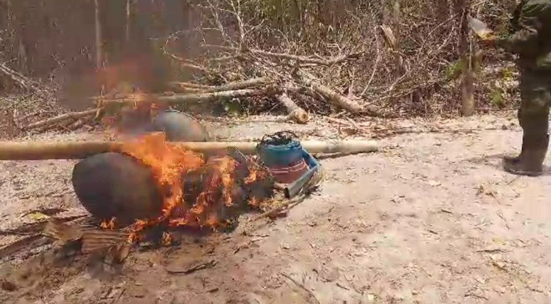 dhernandezlarez's tweet photo. En el estado Amazonas de acuerdo a nuestro ordenamiento jurídico territorial está totalmente prohibida la explotación minera y de hidrocarburos. El suelo del territorio nacional no se negocia, no se vende y no podrá ser enajenado. Los parques nacionales y áreas forestales deben ser protegidas por toda la ciudadanía, ya que los mismos se encuentran bajo régimen de protección especial de conservación del Estado venezolano. 

La conciencia individual y colectiva de la población juega un papel importante dentro de la protección, quedando establecido en el 5to objetivo estratégico de la nación la protección del ambiente para la supervivencia de la especie humana sobre el planeta. Procedimiento notificado al Ministerio Público. ¡

INTEGRAR ES VENCER!
